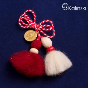 ръчно-изработена-мартеница-пискюл-от-вълна-с-дървено-мънисто-web